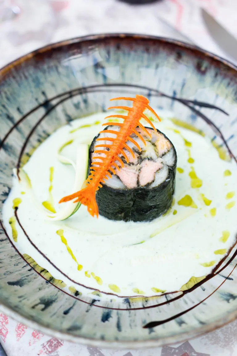Roulé de poisson aux algues, crème d'herbes