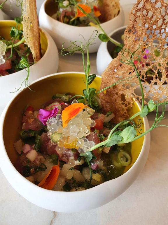 Tartare de thon, perles de yuzu et tuile croustillante