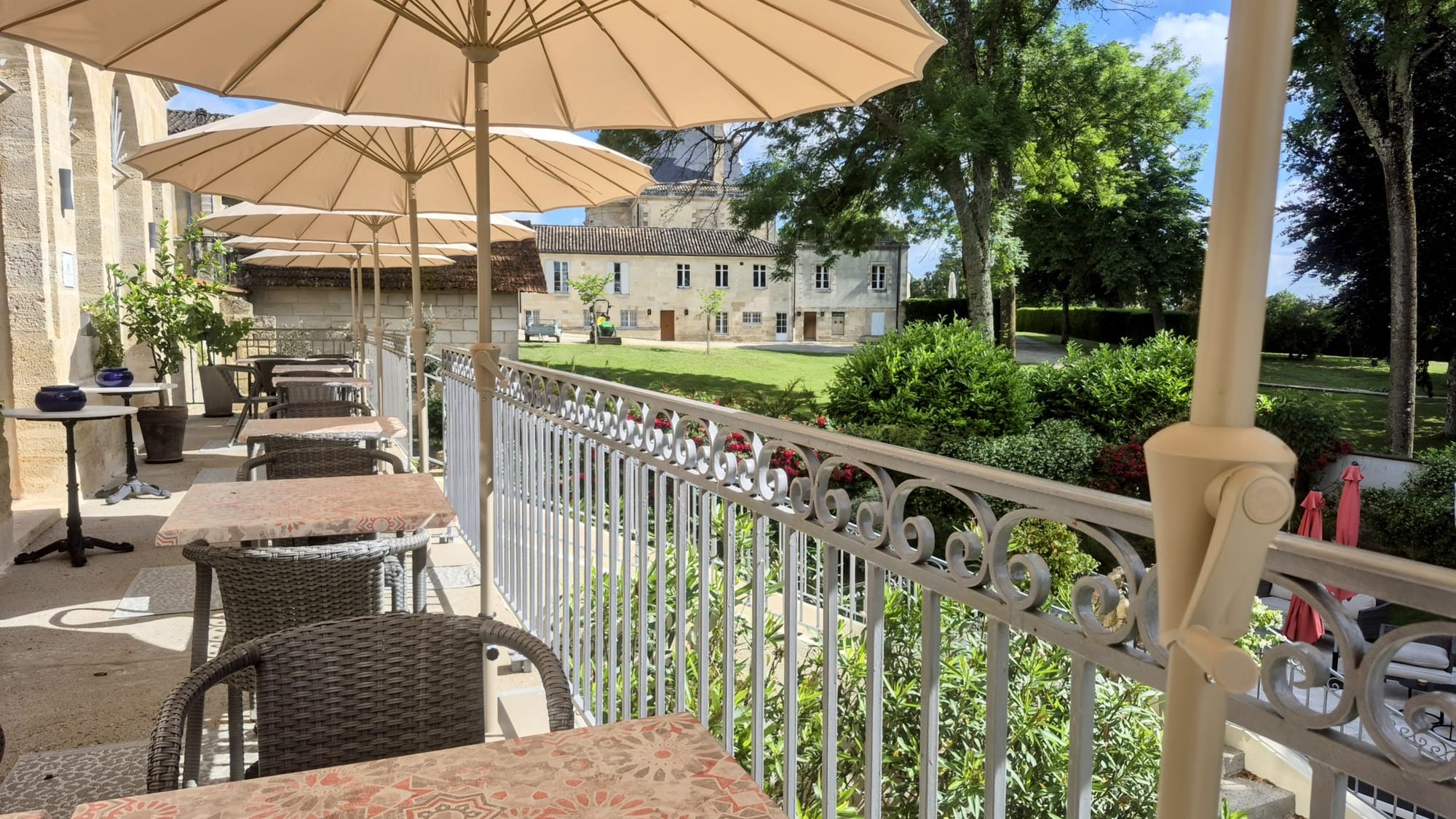 La terrasse de La Table face au parc et aux vignes