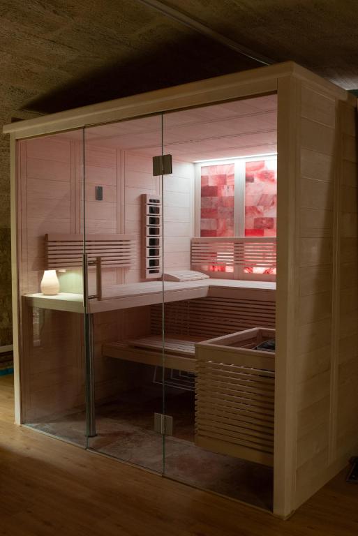 Sauna avec mur en sel du spa