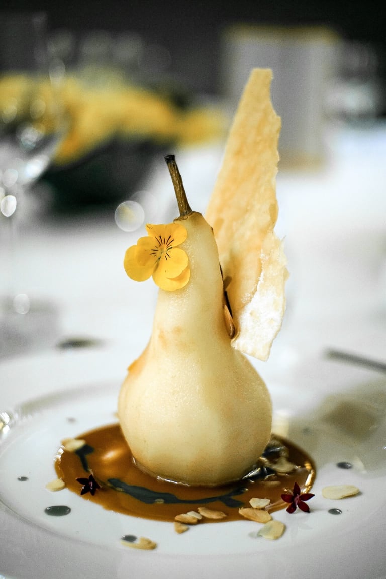 Poire pochée, caramel et amandes effilées