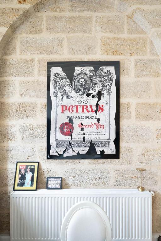 Affiche Petrus 1970 sur le mur de pierre