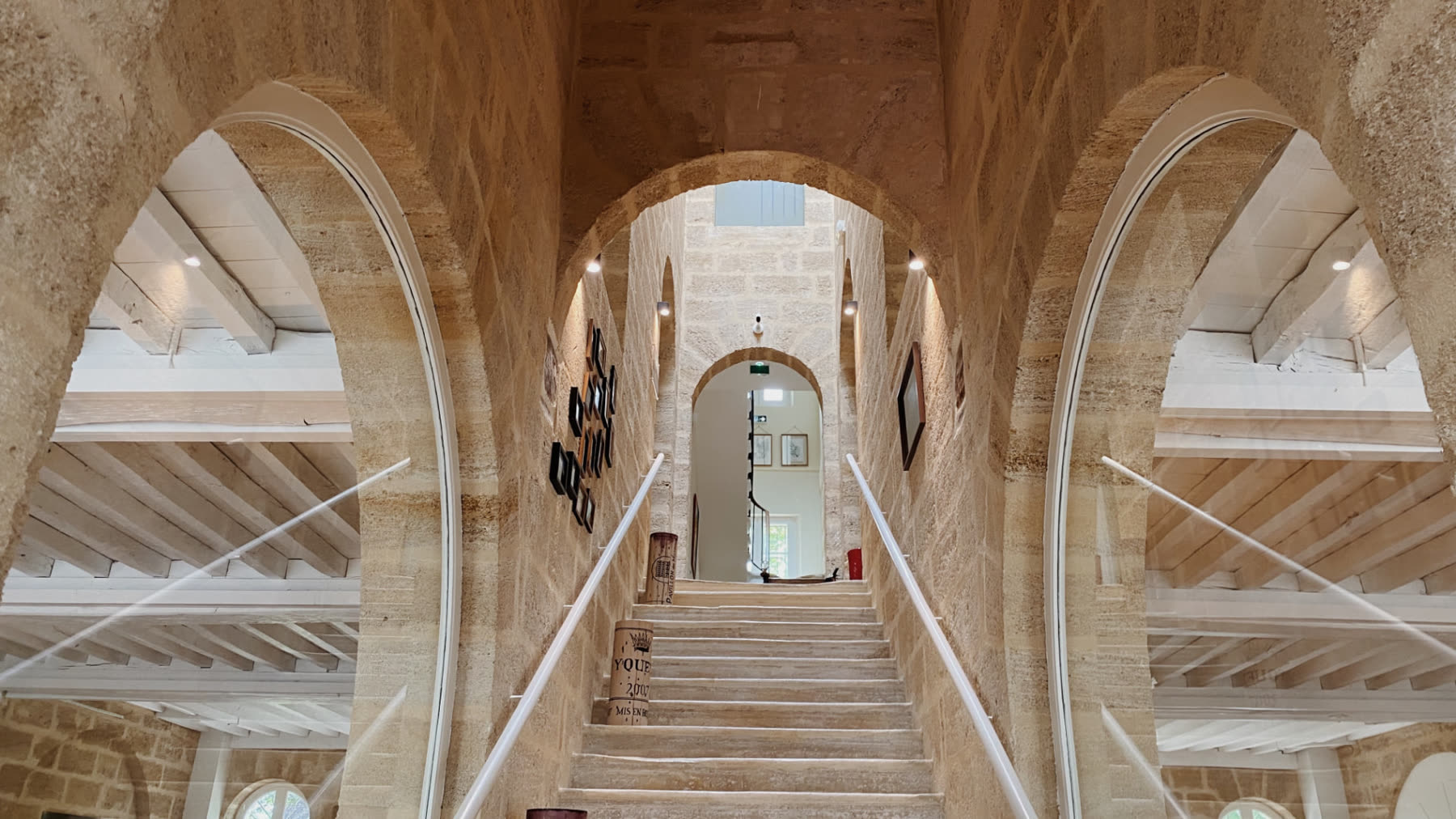 Escalier de pierre et arches