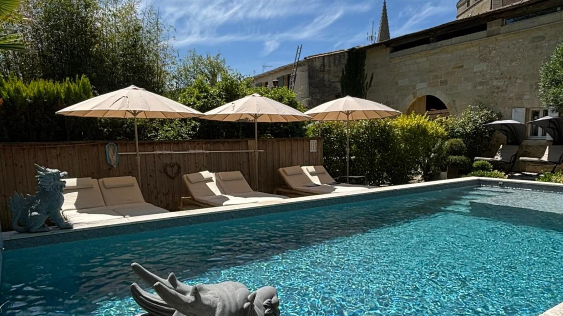Transats au bord de la piscine