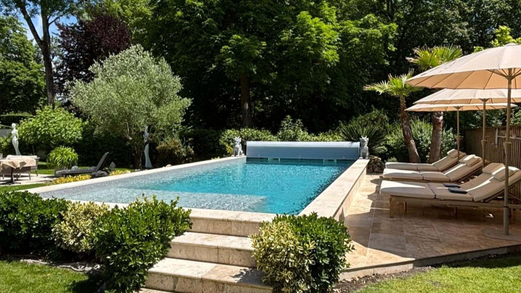Piscine extérieure et jardin du Pavillon