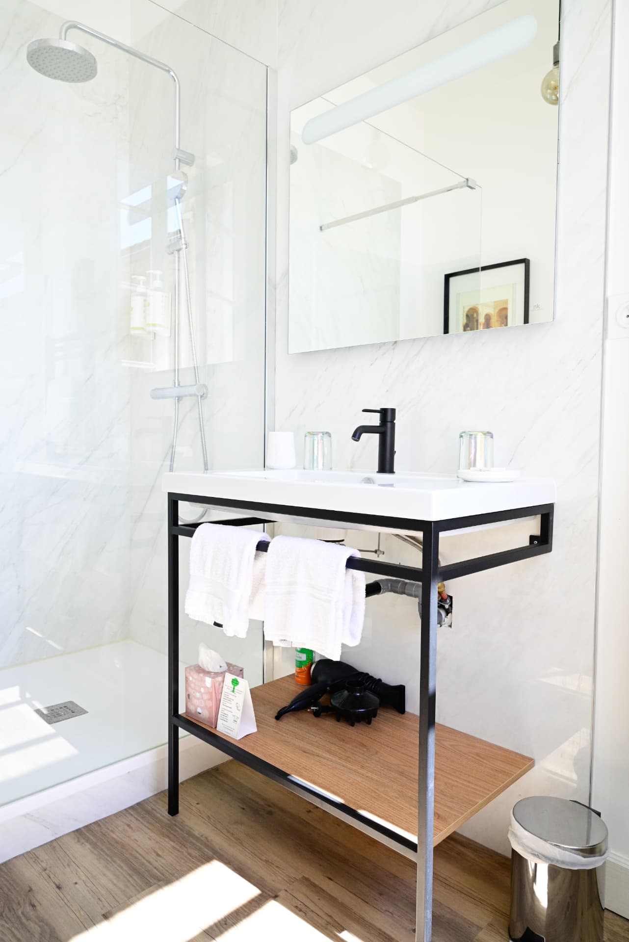 Salle de bains blanche et douche vitrée