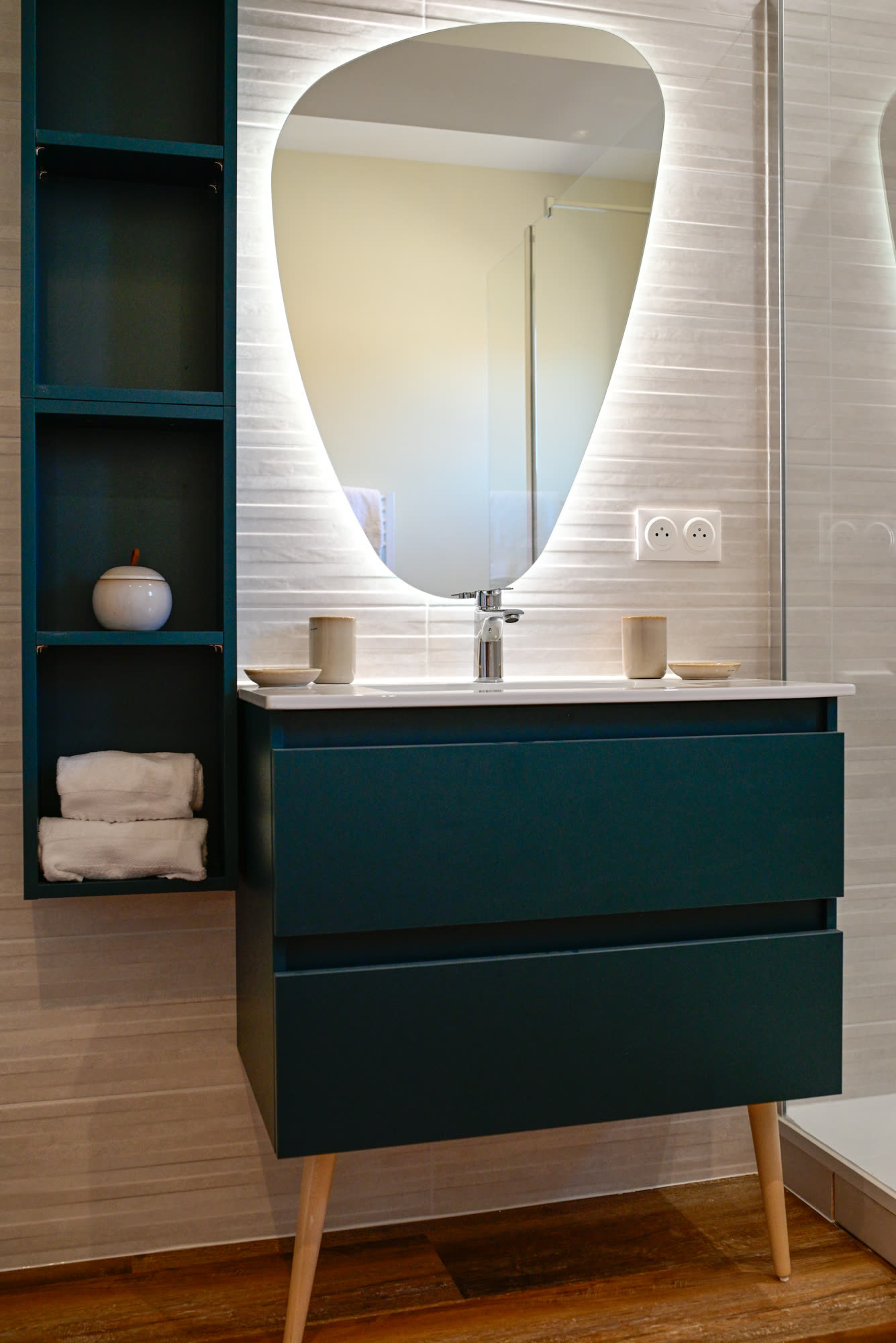 Salle de bains à la vasque bleu nuit